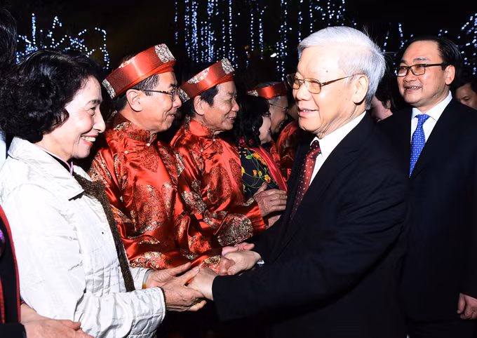 Người đứng đầu Đảng đã cùng lãnh đạo Thủ đô đến khu vực Hồ Gươm, trò chuyện với người dân đang chờ đón giao thừa ở phía trước tượng đài Lý Thái Tổ.