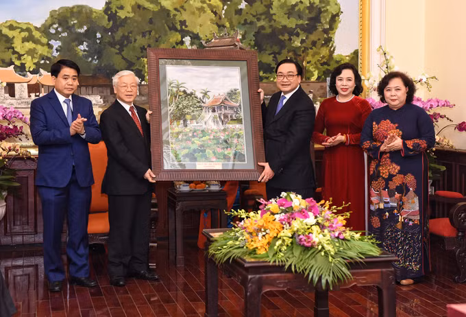 Tối 15/2 (tức đêm 30 Tết), Tổng bí thư Nguyễn Phú Trọng đã thăm, chúc Tết Đảng bộ, chính quyền, nhân dân thành phố Hà Nội.