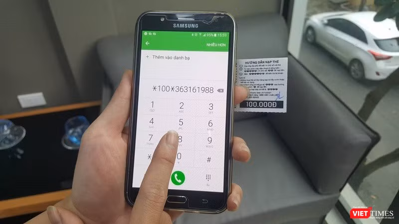 Hàng ngàn người dân đổ xô đi nạp thẻ điện thoại trước ngày hạn mức khuyến mại giảm chỉ còn 20%. Ảnh: Việt Anh
