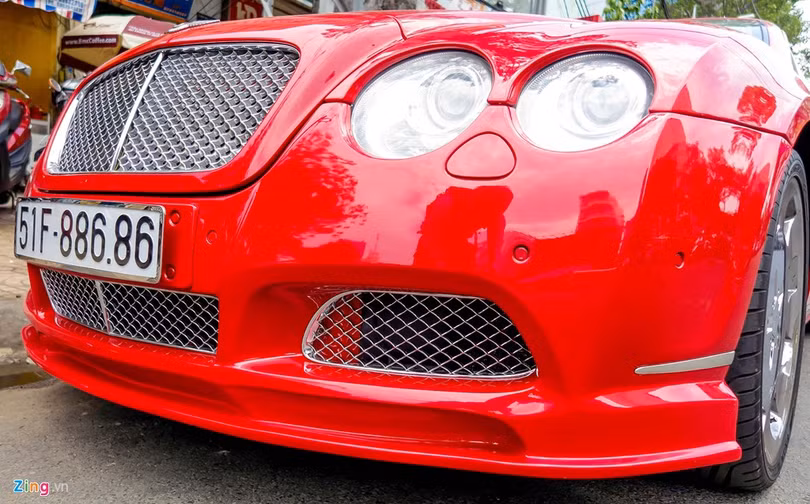 Bentley Continental GT sử dụng động cơ W12, 6.0 lít, công suất cực đại 552 mã lực và mô-men xoắn 650 Nm. Xe sử dụng hệ truyền động 4 bánh, tăng tốc từ 0-100 km/h trong 4,8 giây, tốc độ tối đa 318 km/h.