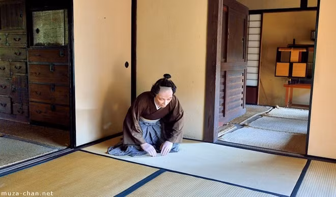 Quỳ xin lỗi ở Nhật Bản:Một số du khách ngạc nhiên khi chứng kiến Dogeza (quỳ xuống cúi đầu) dùng để thể hiện lời xin lỗi ở Nhật Bản. Đây là một văn hóa lâu đời vẫn được thực hiện ở một số nhà hàng truyền thống. Ảnh:Muza-chan.