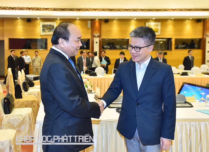 Thủ tướng Nguyễn Xuân Phúc và Giáo sư Ngô Bảo Châu tại hội nghị bàn tròn ngày 13/12. Ảnh: Quang Hiếu