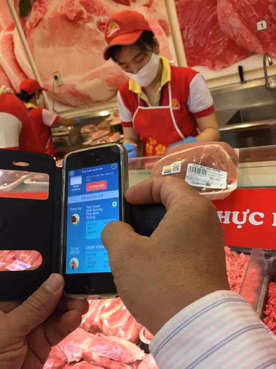 Người Sài Gòn tận mắt “soi” thịt heo bằng smartphone ảnh 4 Người Sài Gòn tận mắt “soi” thịt heo bằng smartphone ảnh 4