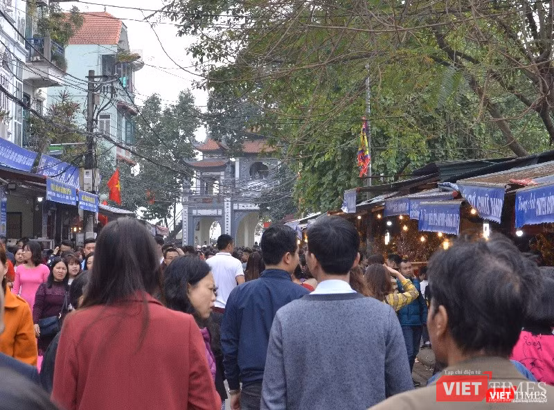 Dòng người nườm nượp vào Phủ
