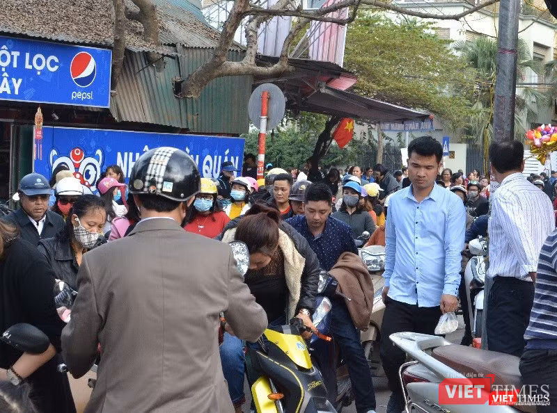 Phủ Tây Hồ chật kín người đi lễ đầu xuân ảnh 3