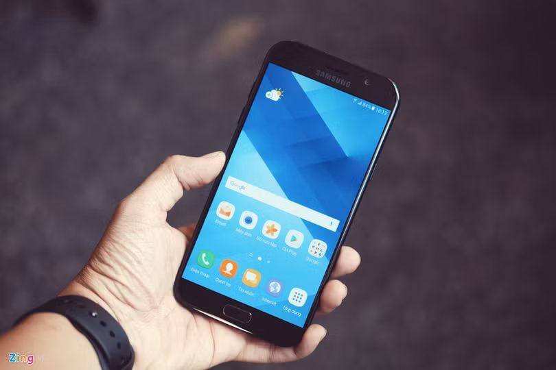 Galaxy A7 mang đến sự ngạc nhiên về thiết kế chỉn chu, ưa nhìn. Galaxy A7 mang đến sự ngạc nhiên về thiết kế chỉn chu, ưa nhìn.