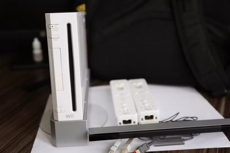 Nintendo Wii: Mặc dù sở hữu nền đồ họa thua xa các đối thủ cạnh tranh như PS3, Xbox 360, Wii vẫn được giới game thủ Việt Nam yêu thích bởi sự cách tân lối chơi táo bạo. Sử dụng cơ chế điều khiển cảm ứng bằng Wii Remote mang tính cách mạng vào thời điểm đó, kết hợp cùng các tựa game thể thao dễ chơi, thân thiện, Nintendo Wii được xem như một thiết bị không thể thiếu trong gia đình. Nintendo Wii: Mặc dù sở hữu nền đồ họa thua xa các đối thủ cạnh tranh như PS3, Xbox 360, Wii vẫn được giới game thủ Việt Nam yêu thích bởi sự cách tân lối chơi táo bạo. Sử dụng cơ chế điều khiển cảm ứng bằng Wii Remote mang tính cách mạng vào thời điểm đó, kết hợp cùng các tựa game thể thao dễ chơi, thân thiện, Nintendo Wii được xem như một thiết bị không thể thiếu trong gia đình.