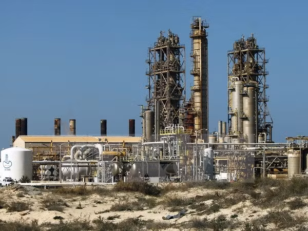 Một nhà máy lọc dầu ở al-Buraqah, phía bắc Libya ngày 12/1. (Nguồn: AFP/TTXVN)