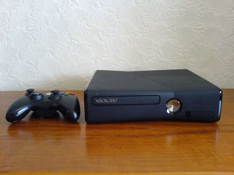 Xbox 360: Thiết bị nổi lên như một thiết bị chơi game thời thượng trong cuộc đua tam mã Xbox 360, PS3 và Wii vào những năm 2006. Máy thành công bởi vì số lượng game dồi dào, chế độ kết nối nhiều người chơi multiplayer hiện đại hay cả lỗi đèn đỏ (Ring of Dead) huyền thoại.Tuy đã bị Microsoft khai tử vào năm 2015, nhưng các máy Xbox 360 cũ vẫn được người chơi săn lùng để trải nghiệm lại những cảm giác khó quên. Xbox 360: Thiết bị nổi lên như một thiết bị chơi game thời thượng trong cuộc đua tam mã Xbox 360, PS3 và Wii vào những năm 2006. Máy thành công bởi vì số lượng game dồi dào, chế độ kết nối nhiều người chơi multiplayer hiện đại hay cả lỗi đèn đỏ (Ring of Dead) huyền thoại.Tuy đã bị Microsoft khai tử vào năm 2015, nhưng các máy Xbox 360 cũ vẫn được người chơi săn lùng để trải nghiệm lại những cảm giác khó quên.
