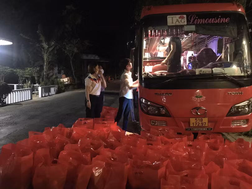Đến nửa đêm, các phần quà lại được nhân viên Nova Group vận chuyển sang xã An Bình Đến nửa đêm, các phần quà lại được nhân viên Nova Group vận chuyển sang xã An Bình