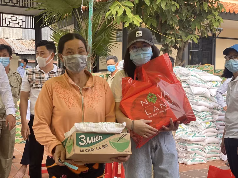 Không để người dân vác nặng, mỗi bạn lại tiếp tục hỗ trợ người dân đưa quà ra xe Không để người dân vác nặng, mỗi bạn lại tiếp tục hỗ trợ người dân đưa quà ra xe