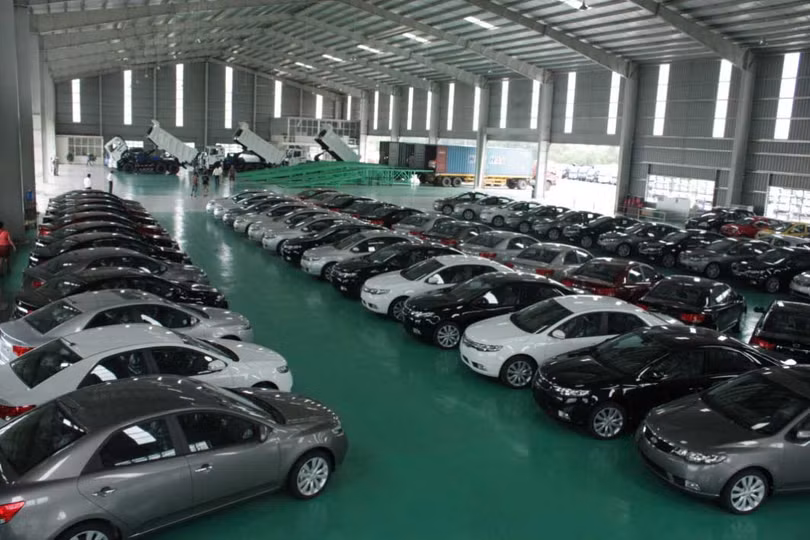 Một kho đỗ ô tô chờ kiểm tra của Hải quan