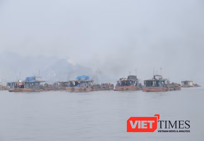 Một cụm tàu khai thác cát tại Hải Phòng. Ảnh Quốc Dũng 