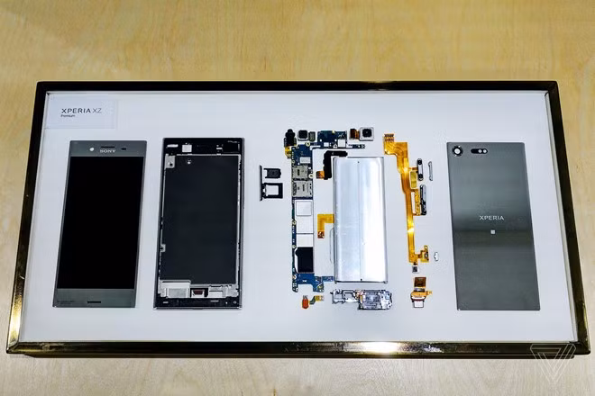 Bên trong chiếc Xperia XZ Premium. Ảnh:The Verge. Bên trong chiếc Xperia XZ Premium. Ảnh:The Verge.
