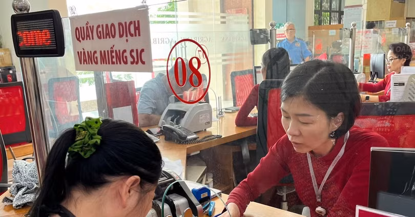 Khách hàng nhận vàng tại một điểm giao dịch vàng miếng của Agribank. Ảnh: Agribank.