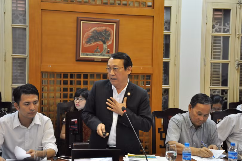 Với phát biểu tại cuộc tọa đàm về Sơn Trà do Bộ Văn hóa thể thao và du lịch tổ chức ngày 30-5, ông HUỳnh Tấn Vinh (đứng) bị bộ "đề nghị xử lý" - Ảnh: V.V.Tuân 