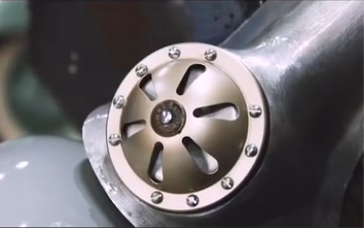 Rất có thể chiếc Vespa này sẽ rơi vào tay của nhà sưu tập hay viện bảo tàng.Chiếc Vespa được mang ra bán đấu giá có số khung 1003. Rất có thể chiếc Vespa này sẽ rơi vào tay của nhà sưu tập hay viện bảo tàng.Chiếc Vespa được mang ra bán đấu giá có số khung 1003.