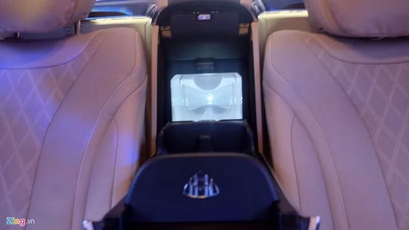 Bộ bàn làm việc với cơ cấu gập, rượu đặt trong h ộc lạnh phía sau .Mercedes còn trang bị thêm cho Maybach S400 2 ly champagne bằng bạc doRobbe & Berkingchế tác thủ công. Bộ bàn làm việc với cơ cấu gập, rượu đặt trong h ộc lạnh phía sau .Mercedes còn trang bị thêm cho Maybach S400 2 ly champagne bằng bạc doRobbe & Berkingchế tác thủ công.