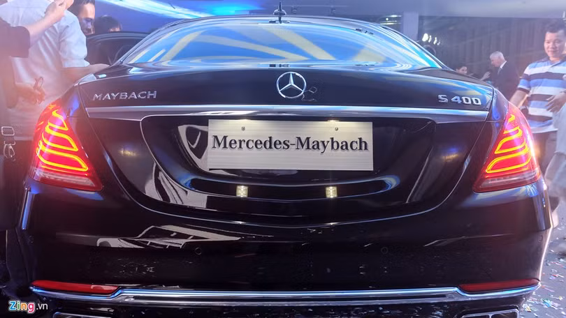 Nếu nhìn kỹ có thể thấy kích thước của Maybach S400 được tinh chỉnh lại một chút, xe dài và rộng hơn giúp không gian nội thất bên trong được thoải mái. Nếu nhìn kỹ có thể thấy kích thước của Maybach S400 được tinh chỉnh lại một chút, xe dài và rộng hơn giúp không gian nội thất bên trong được thoải mái.