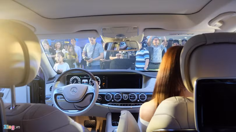 Khác biệt đáng lưu ý nhất trên Mercedes-Maybach S400 là không gian nội thất với những trang thiết bị cao cấp. Khác biệt đáng lưu ý nhất trên Mercedes-Maybach S400 là không gian nội thất với những trang thiết bị cao cấp.