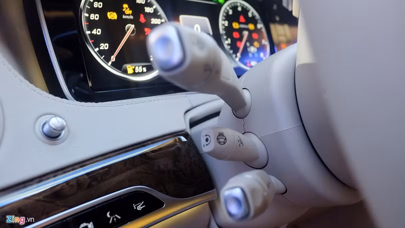 Tại Việt Nam, nội thất của Maybach S400 có 2 màu là đen và trắng kem. Tại Việt Nam, nội thất của Maybach S400 có 2 màu là đen và trắng kem.