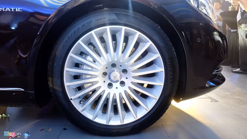 Bộ mâm bánh xe hợp kim kích thước 20 inch, dùng bộ lốp cao cấp run flat vượt trội giúp xe có thể di chuyển linh hoạt trên nhiều địa hình khác nhau. Bộ mâm bánh xe hợp kim kích thước 20 inch, dùng bộ lốp cao cấp run flat vượt trội giúp xe có thể di chuyển linh hoạt trên nhiều địa hình khác nhau.