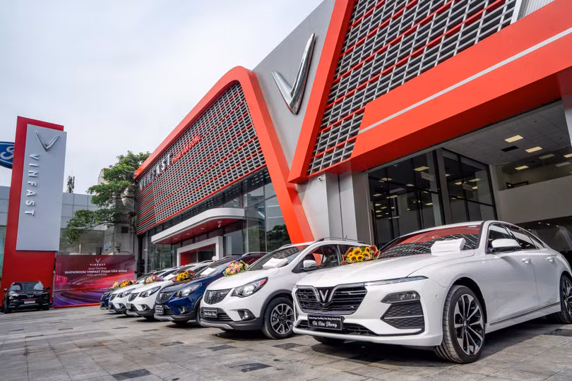 Showroom Phạm Văn Đồng được thiết kế sang trọng, hiện đại theo bộ nhận diện mới của VinFast, với tông màu đỏ đặc trưng của thương hiệu kết hợp cùng các chi tiết màu trắng và ghi xám. Showroom Phạm Văn Đồng được thiết kế sang trọng, hiện đại theo bộ nhận diện mới của VinFast, với tông màu đỏ đặc trưng của thương hiệu kết hợp cùng các chi tiết màu trắng và ghi xám.