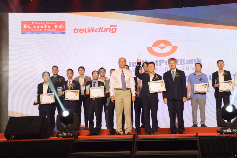 Đại diện LienVietPostBank lên nhận danh hiệu Top 100 Sản phẩm - Dịch vụ Tin & Dùng Việt Nam 2017.