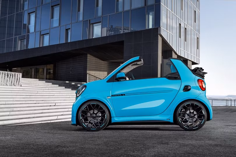Smart Fortwo Brabus Ultimate 125 là mẫu độ mới nhất gồm 2 phiên bản coupe và mui trần. Bản coupe có mức giá 49.980 euro, tương đương 52.800 USD trong khi bản mui trần có giá bán 52.800 euro, tương đương 55.800 USD.