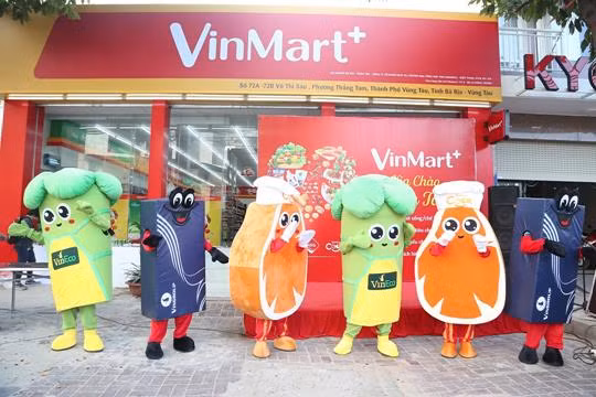 Thành phố Vũng Tàu rực rỡ màu đỏ tươi của hệ thống cửa hàng tiện lợi VinMart+