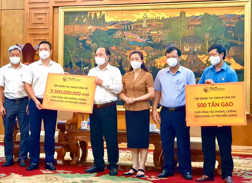 Đại diện Tập đoàn T&T Group trao ủng hộ cho lãnh đaọ tỉnh Bắc Giang Đại diện Tập đoàn T&T Group trao ủng hộ cho lãnh đaọ tỉnh Bắc Giang