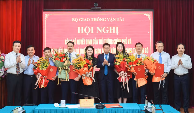 Bộ trưởng GTVT trao quyết định cho các cán bộ được luân chuyển, bổ nhiệm. Ảnh: Tạ Hải.