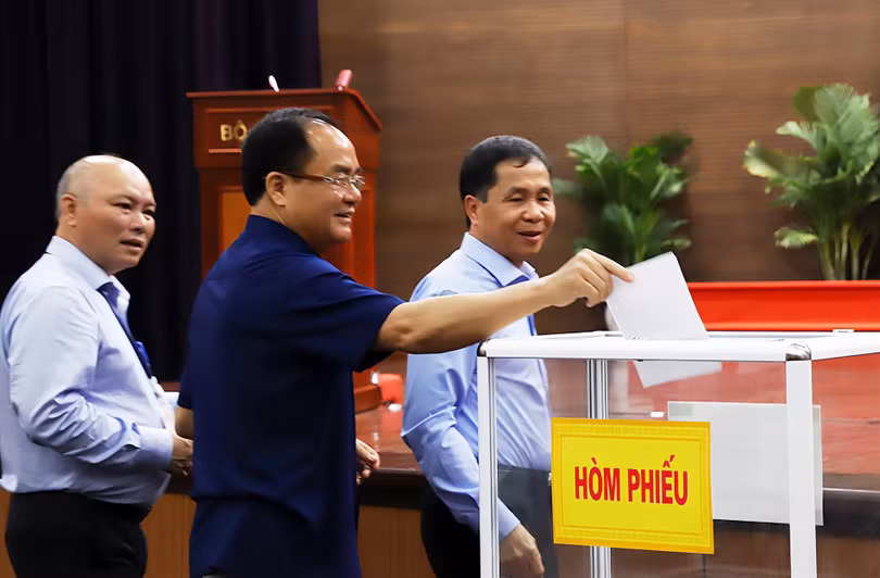 Các đại biểu bỏ phiếu giới thiệu nhân sự. Ảnh: AC