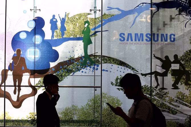 Một cửa hàng của Samsung tại Seoul, Hàn Quốc. Với lãi ròng 10 tỷ USD trong quý vừa qua, Samsung Electronics đã vượt mặt Apple để trở thành công ty công nghệ có lợi nhuận lớn nhất thế giới. (Ảnh: Assiociated Press) 