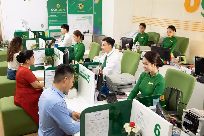 Khách hàng giao dịch tại OCB Khách hàng giao dịch tại OCB