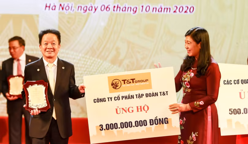 Chủ tịch HĐQT kiêm TGĐ Tập đoàn T&T Group - Ông Đỗ Quang Hiển trao ủng hộ Quỹ Vì người nghèo của thành phố Hà Nội