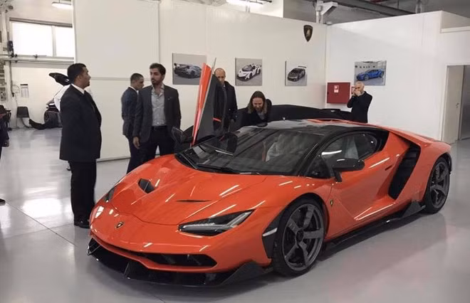 Lamborghini Centenario đầu tiên về tay một Sheikh của UAE.