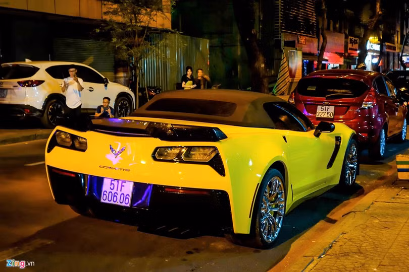 Siêu xe Chevrolet Corvette Z06 Roadster sử dụng động cơ V8, dung tích 6.2 lít, công suất 650 mã lực, mô-men xoắn 881 Nm, hộp số 8 tốc độ.Đây là phiên bản hiệu suất cao của dòng xe cơ bắp nổi tiếng nước Mỹ. Siêu xe Chevrolet Corvette Z06 Roadster sử dụng động cơ V8, dung tích 6.2 lít, công suất 650 mã lực, mô-men xoắn 881 Nm, hộp số 8 tốc độ.Đây là phiên bản hiệu suất cao của dòng xe cơ bắp nổi tiếng nước Mỹ.