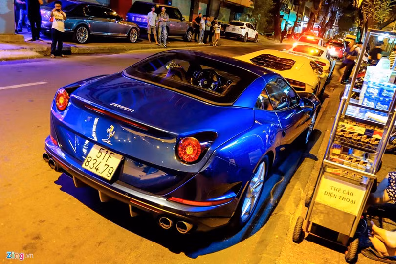 Đây là một trong số hai chiếc Ferrari California T màu xanh dương tại TP.HCM. Ferrari California T được các đại gia ưa chuộng bởi có mui di động, dễ dàng biến thành chiếc xe mui trần khi cần. Đây là một trong số hai chiếc Ferrari California T màu xanh dương tại TP.HCM. Ferrari California T được các đại gia ưa chuộng bởi có mui di động, dễ dàng biến thành chiếc xe mui trần khi cần.