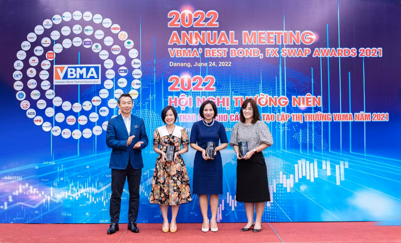 Đại diện SCB lên nhận giải thưởng