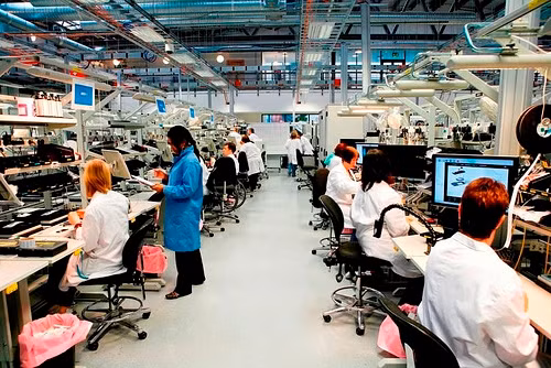 Vertu gặp khó khăn, thiếu tiền trả cho nhân viên và nhà cung cấp Vertu gap kho khan, thieu tien tra cho nhan vien va nha cung cap