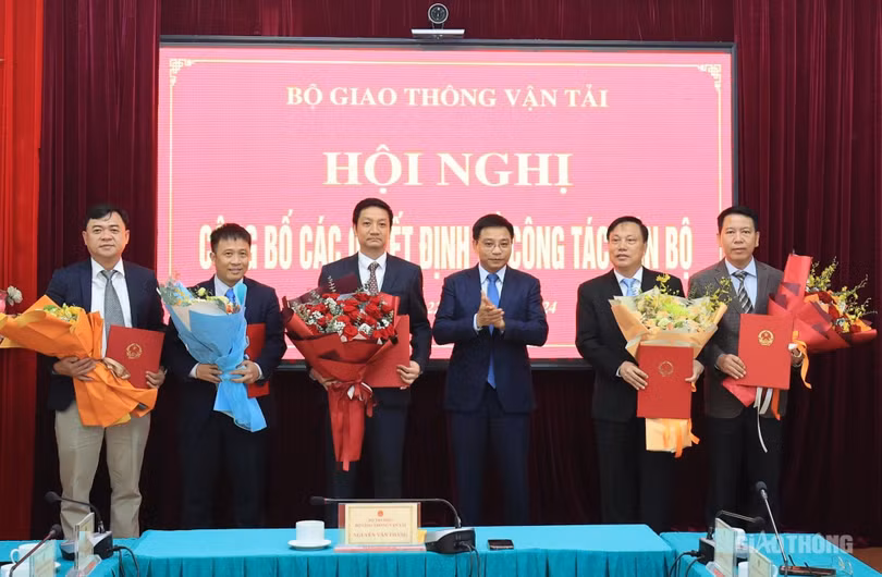 Bộ trưởng Bộ GTVT Nguyễn Văn Thắng trao quyết định điều động, bổ nhiệm cán bộ chủ chốt của 5 Cục, Vụ trực thuộc. Ảnh: Tạ Hải/Giao thông.