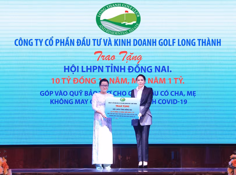 Hội Liên hiệp Phụ nữ tỉnh Đồng Nai tiếp nhận tài trợ của Công ty CP Đầu tư & Kinh doanh Golf Long Thành tại sự kiện.
