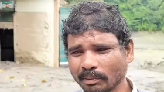 Ông Talka Sada, với chiếc ba lô trên vai, đang đi bộ xuyên qua các khu vực bị lũ lụt tàn phá ở Nepal để tìm kiếm con trai mất tích của mình. Ảnh: AJ.