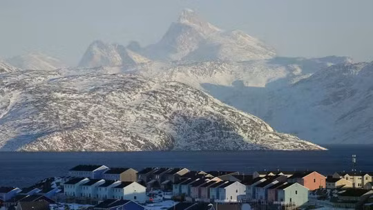 Các tòa nhà chung cư hiện lên giữa khung cảnh tuyết phủ ở Nuuk, Greenland, ngày 25/1. Ảnh: Getty.