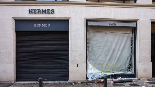 Một cửa hàng Hermès ở Marseille, Pháp, bị phá hoại trong hôm 17/10. Ảnh: AFP.