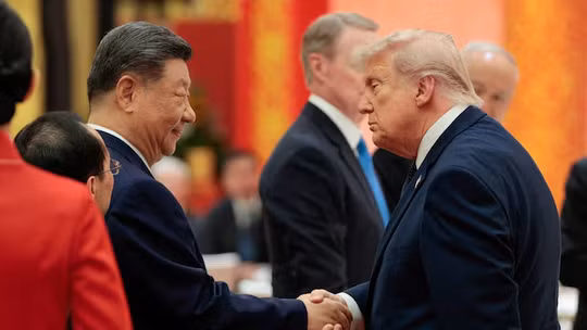 Chủ tịch Trung Quốc Tập Cận Bình và Tổng thống Mỹ Donald Trump bắt tay tại một buổi tiệc chiêu đãi cấp nhà nước ở Đại lễ đường Nhân dân tại Bắc Kinh, Trung Quốc, ngày 14/5. Ảnh: Reuters.