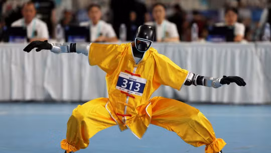 Một robot hình người tham gia cuộc thi võ thuật wushu trong khuôn khổ Đại hội Robot Hình người Thế giới lần thứ hai tại Sân vận động Trượt băng tốc độ Quốc gia ở Bắc Kinh, Trung Quốc, ngày 26/8. Ảnh: Reuters.