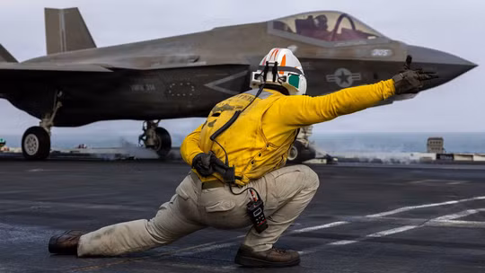 Một thủy thủ Mỹ phóng máy bay F-35C Lightning II, thuộc Phi đội tấn công chiến đấu Thủy quân lục chiến 314, từ boong tàu sân bay lớp Nimitz USS Abraham Lincoln trong cuộc xung đột đang diễn ra với Iran, ngày 5/8. Ảnh: Reuters.