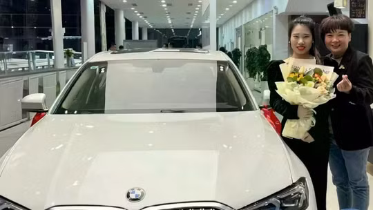 Để bảo vệ những nhân viên xuất sắc nhất của mình khỏi việc phải di chuyển bằng xe máy điện trong thời tiết xấu, một CEO nhân ái ở Trung Quốc đã thưởng cho họ những chiếc BMW hoàn toàn mới. Ảnh: Douyin.